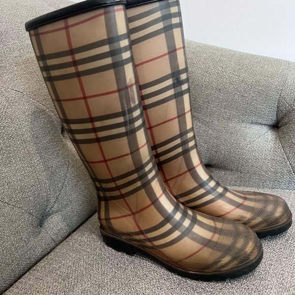 Burberry rain boots - Picture 1 of 4